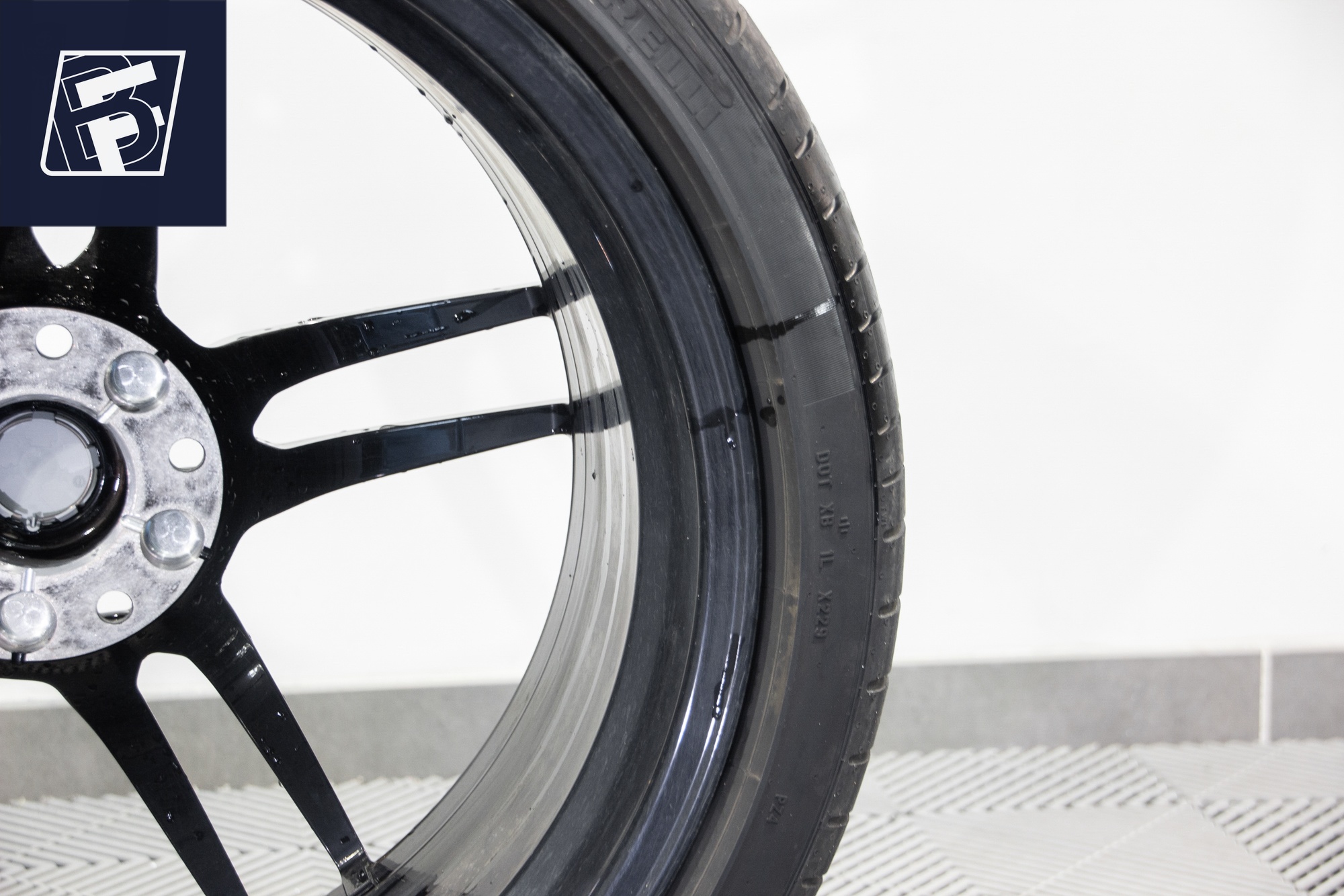 Detailing Aston Martin fibre carbone ByFab