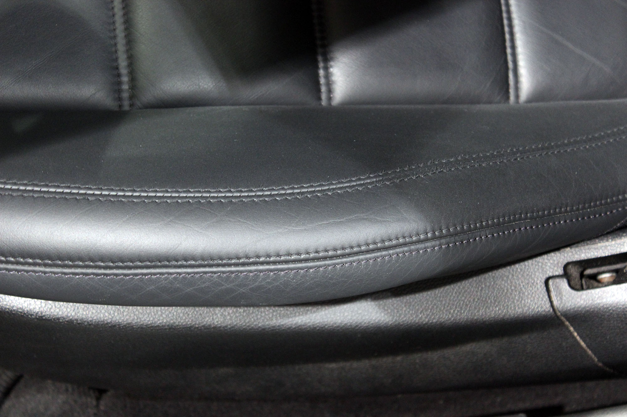 Mercedes C63 AMG réfection cuir rouge ByFab