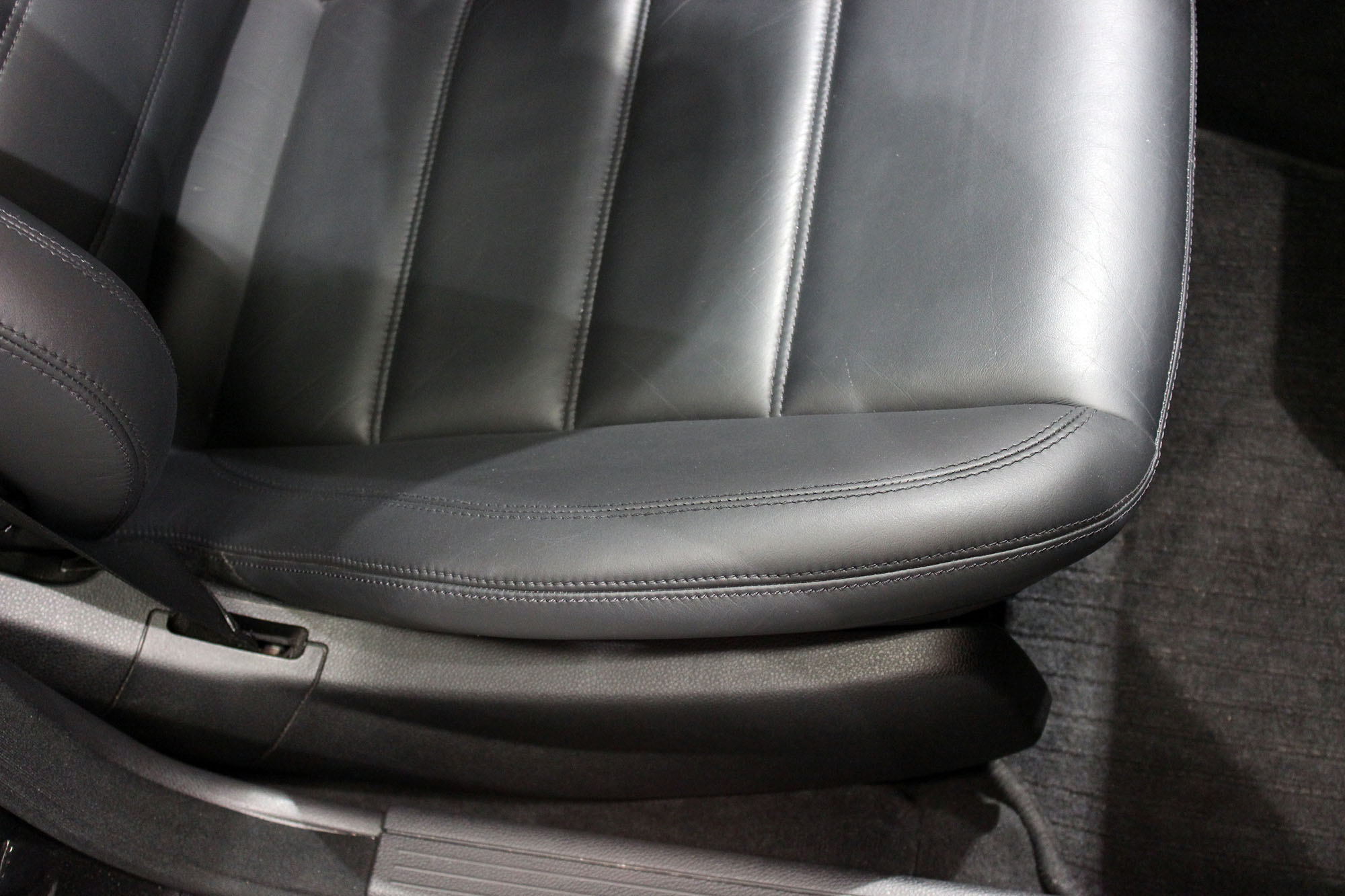 Nettoyage cuir rouge C63 AMG